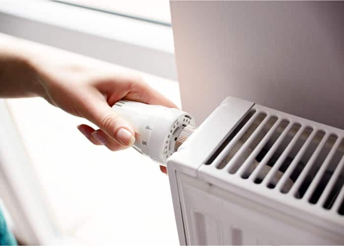 persona-ajustando-la-presion-de-un-radiador-para-no-pasar-frio