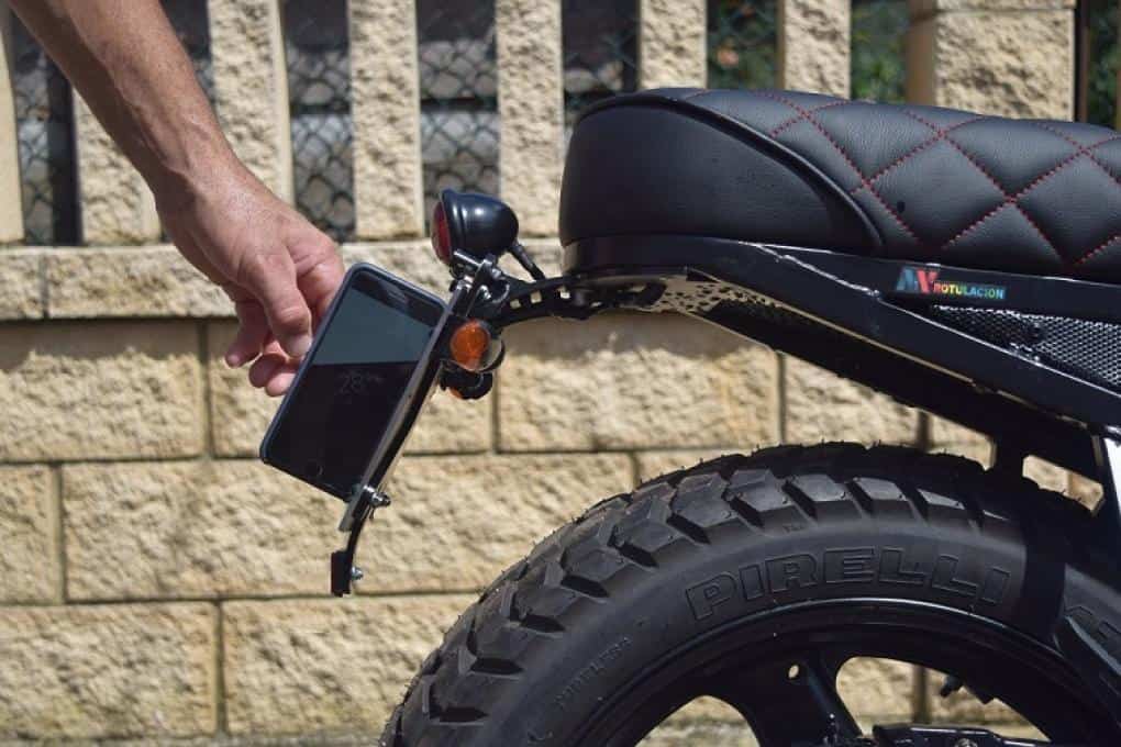 ¿Cómo cambiar el portamatriculas de mi moto?