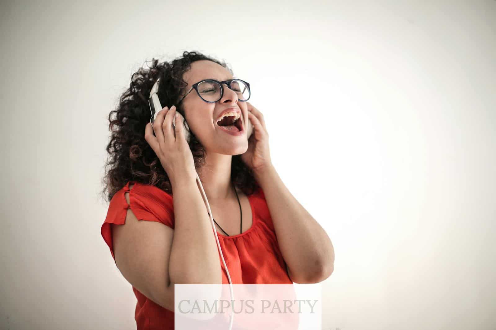 Mujer cantando